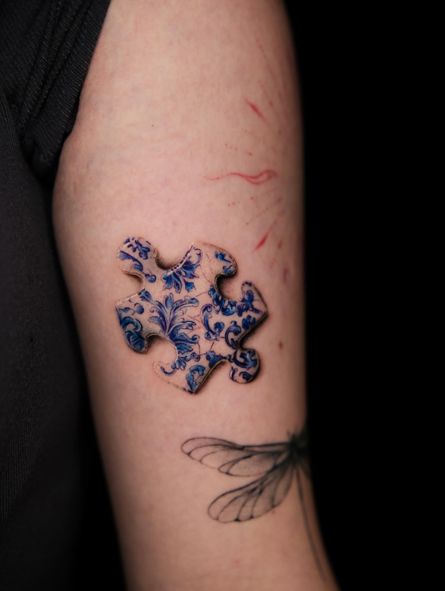 На руці кольорові квіти, фото - Тату салон TATTOO LAMARCH