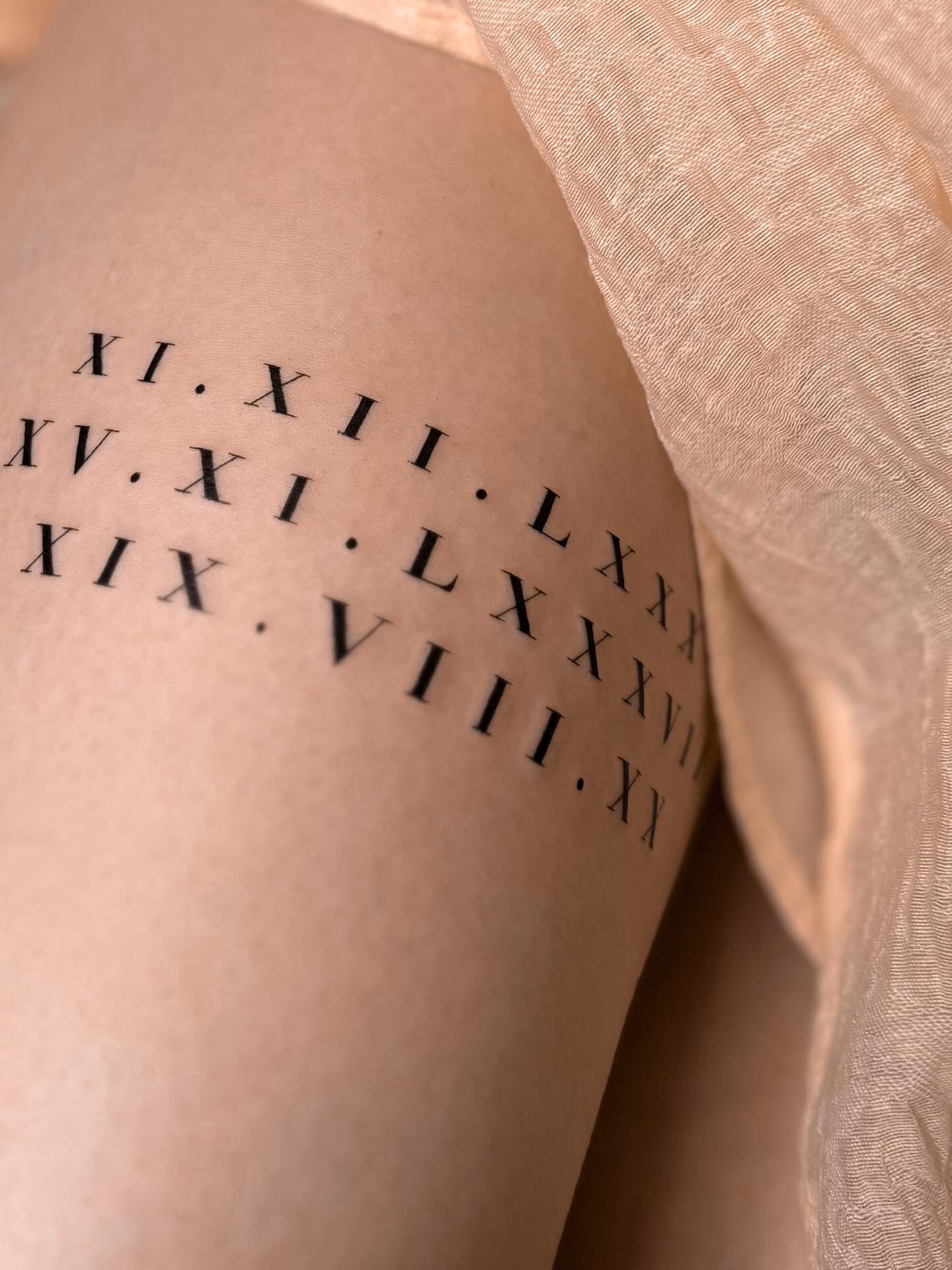 Женские черно-белые на бедре, фото - Тату салон TATTOO LAMARCH