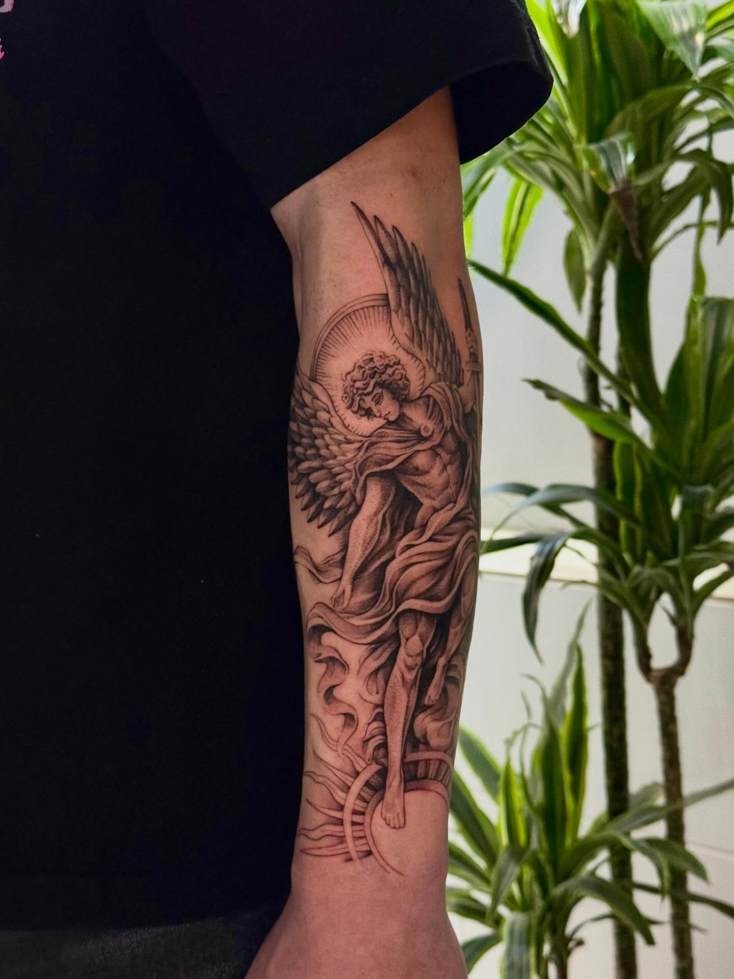 Для хлопців на руці янгол, фото - Тату салон TATTOO LAMARCH