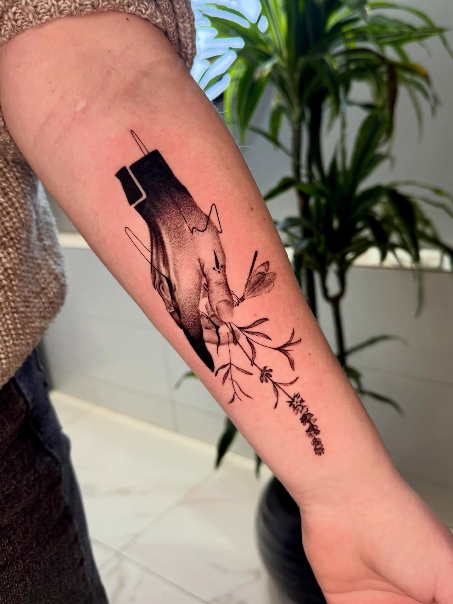 Для дівчат на руці лаванда, фото - Тату салон TATTOO LAMARCH