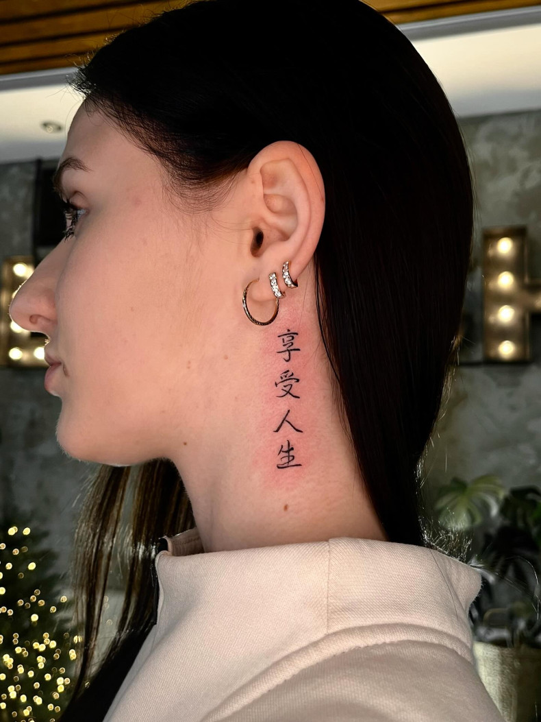 На шиї ієрогліфи, фото - Тату салон TATTOO LAMARCH