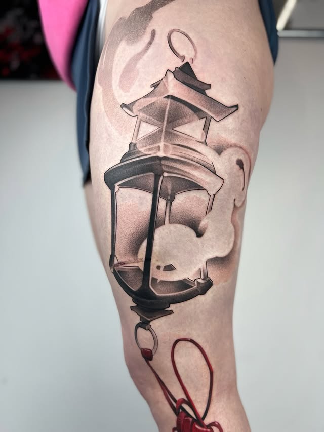 Для хлопців реалізм на стегні, фото - Тату салон TATTOO LAMARCH