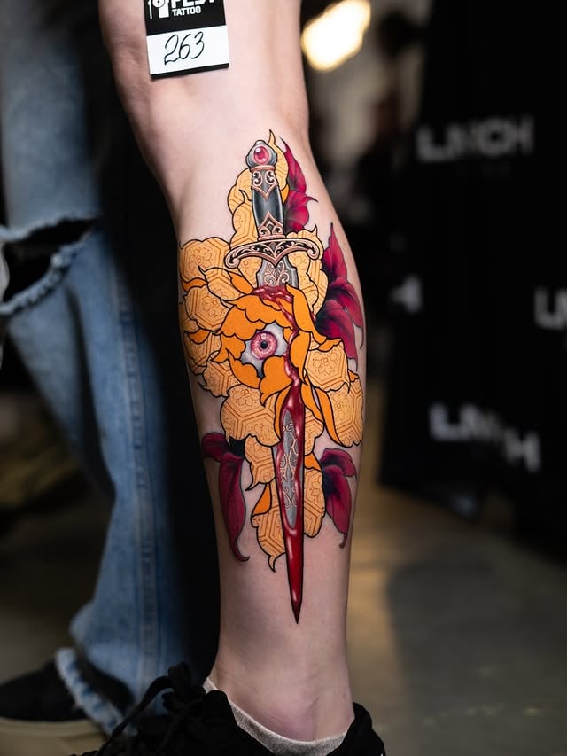 На нозі меч кольорові, фото - Тату салон TATTOO LAMARCH