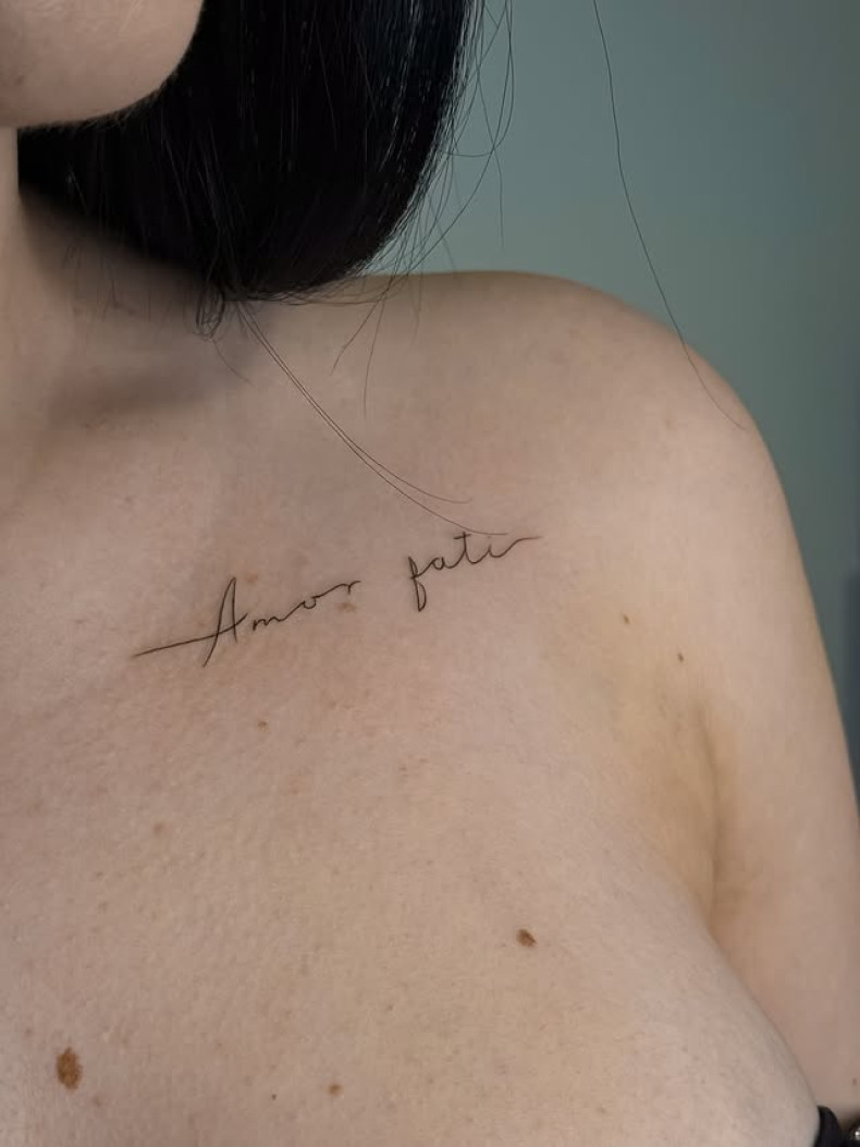 Напис на ключиці амор фаті, фото - Тату салон TATTOO LAMARCH