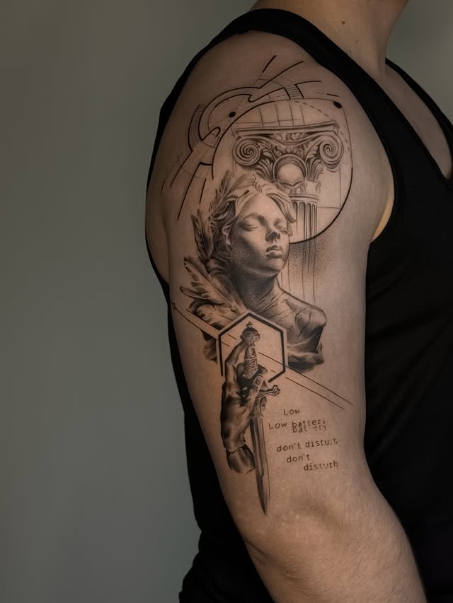 Для хлопців на плечі меч, фото - Тату салон TATTOO LAMARCH