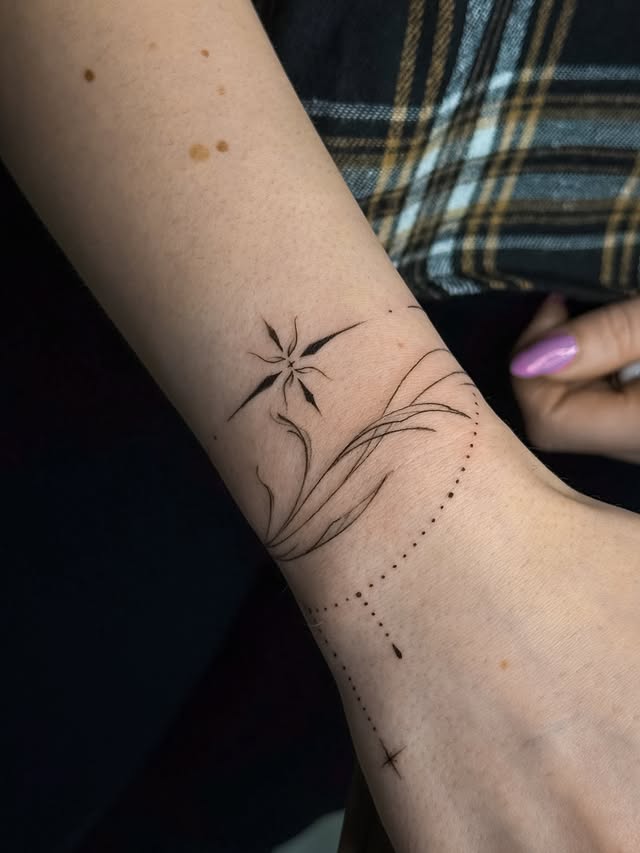 Женские на запястье черно-белые, фото - Тату салон TATTOO LAMARCH