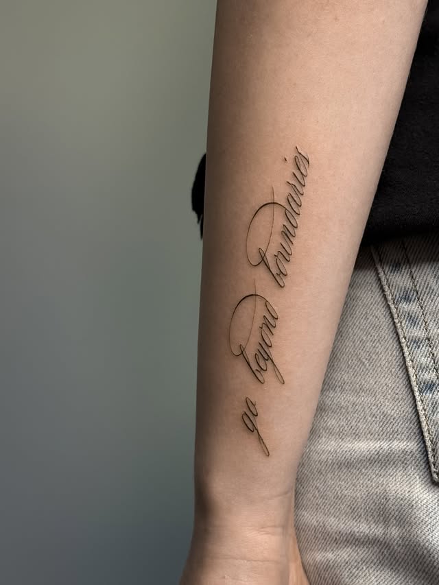 Для дівчат на передпліччі чорно-білі, фото - Тату салон TATTOO LAMARCH