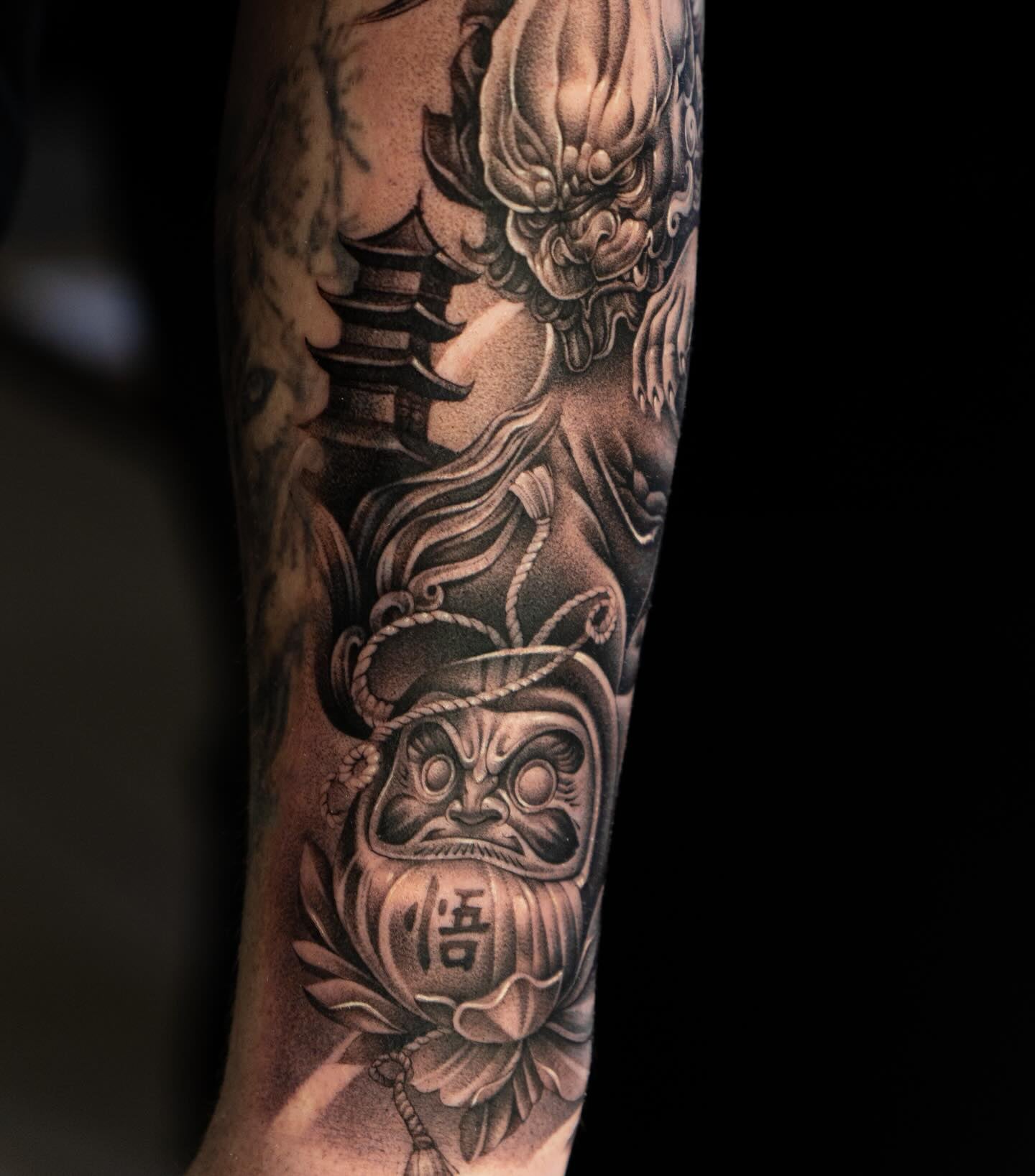 Мужские на предплечье черно-белые, фото - Тату салон TATTOO LAMARCH