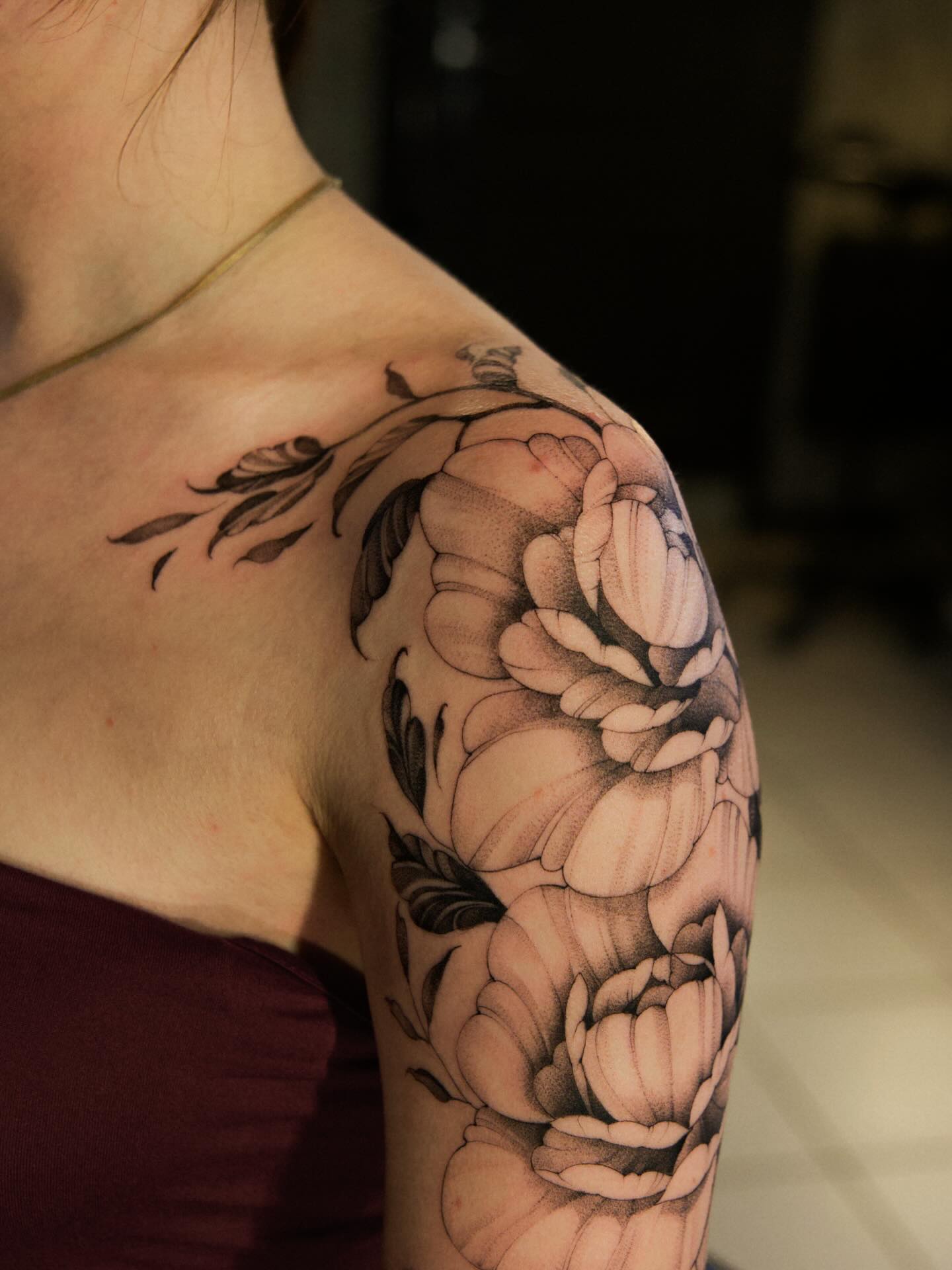 Женские на плече черно-белые, фото - Тату салон TATTOO LAMARCH