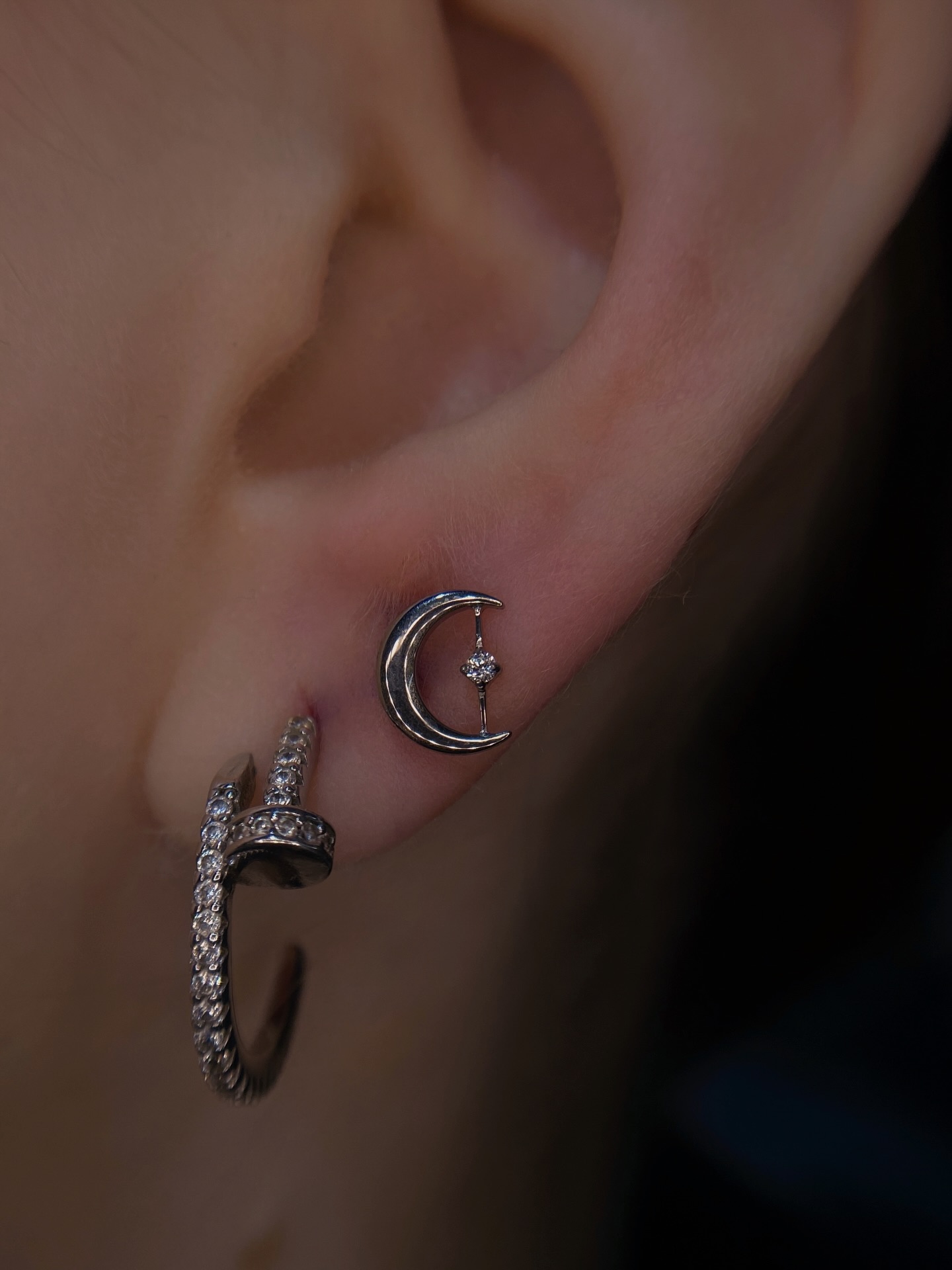 Пірсинг вуха мочки хелікс, фото - Тату салон TATTOO LAMARCH