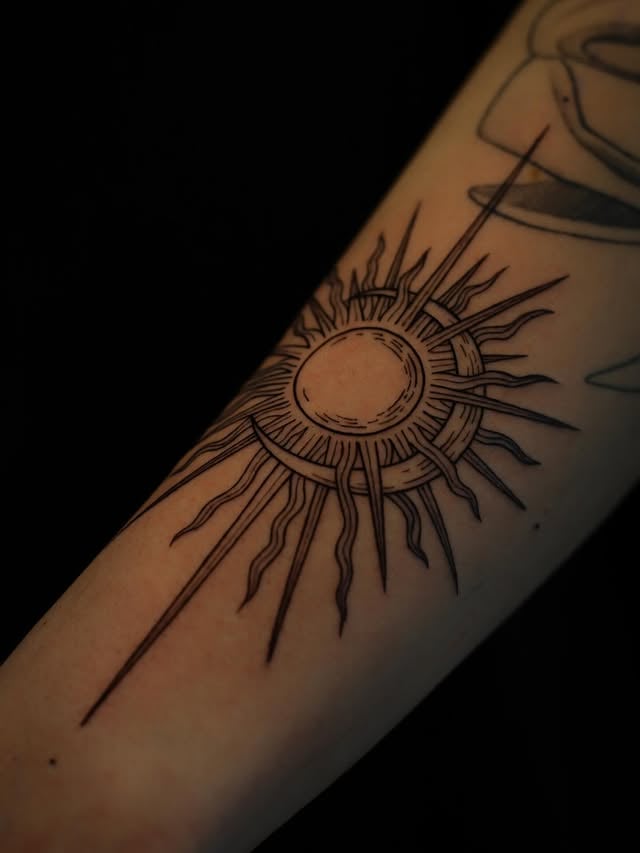 Для дівчат на передпліччі чорно-білі, фото - Тату салон TATTOO LAMARCH