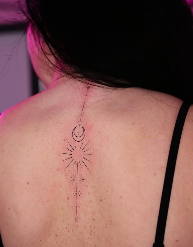 Женские черно-белые на спине, фото - Тату салон TATTOO LAMARCH