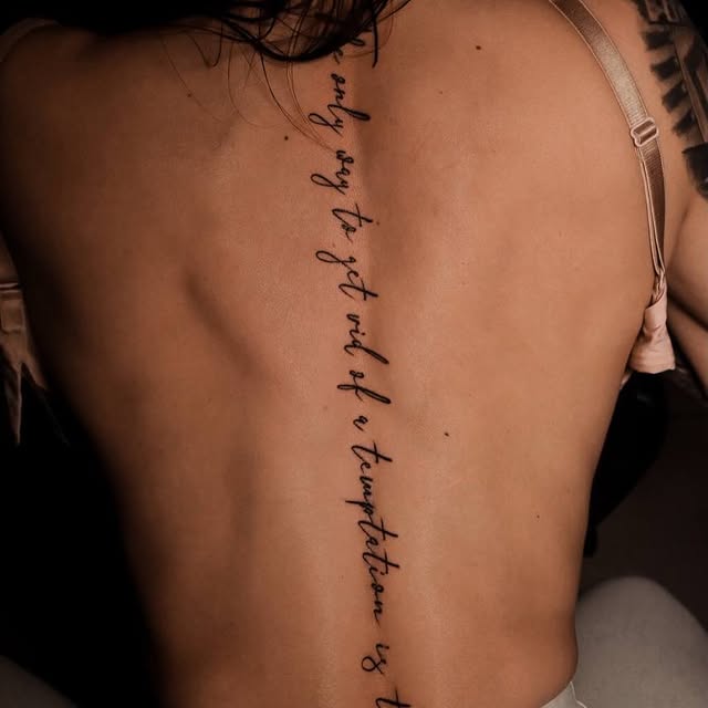 Женские черно-белые на спине, фото - Тату салон TATTOO LAMARCH
