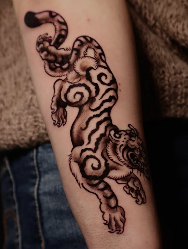 На предплечье черно-белые тигр, фото - Тату салон TATTOO LAMARCH