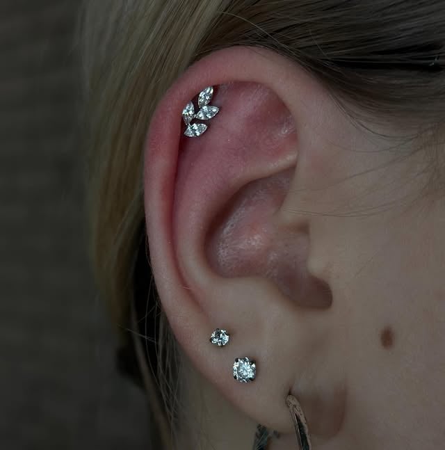 Пірсинг вуха мочки індастріал, фото - Тату салон TATTOO LAMARCH