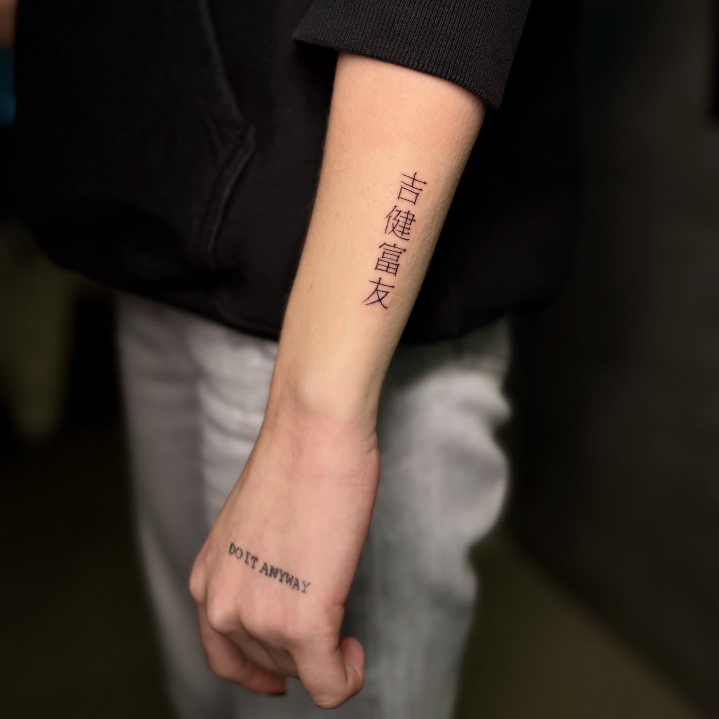 Женские на предплечье черно-белые, фото - Тату салон TATTOO LAMARCH