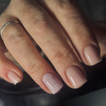 Маникюр с блестками бежевый на квадратные ногти, фото - Мастер маникюра Діана Одарюк