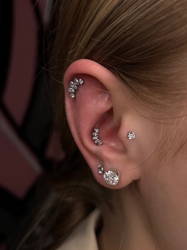 Пірсинг вуха мочки хелікс, фото - Тату салон TATTOO LAMARCH