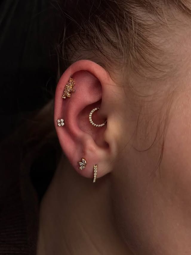 Пірсинг вуха мочки хелікс, фото - Тату салон TATTOO LAMARCH