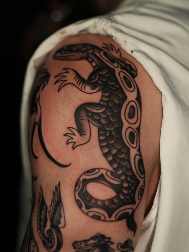 Для хлопців на плечі чорно-білі, фото - Тату салон TATTOO LAMARCH