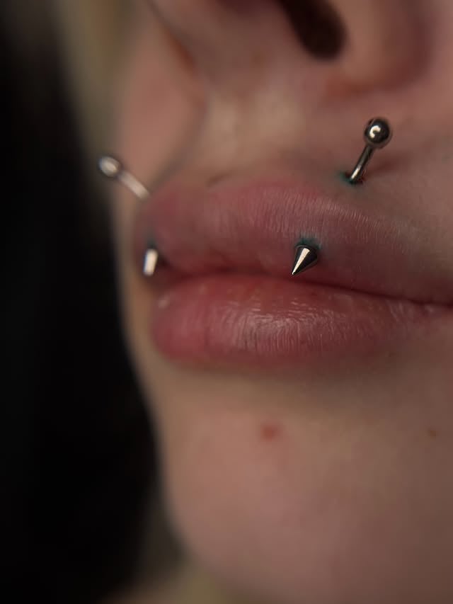 Пирсинг губ эшли, фото - Тату салон TATTOO LAMARCH