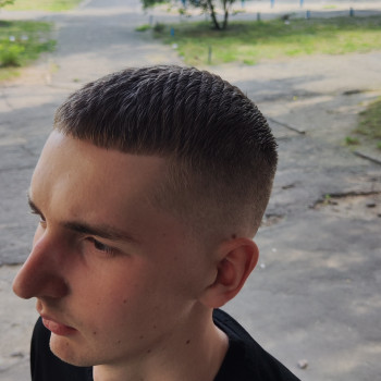 Стрижка кроп полубокс канадка, фото - Барбер Дмитро Резніков