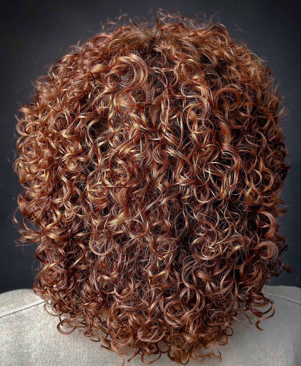 Укладка на середнє волосся локони завивка, фото - Салон краси HAIRVICTORY