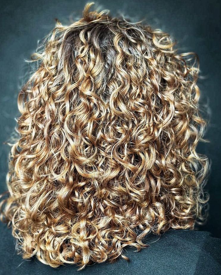 Укладка на середнє волосся локони завивка, фото - Салон краси HAIRVICTORY