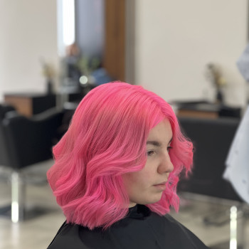 Яскраве фарбування прямим пігментом. стрижка