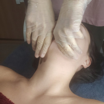 Букальний масаж обличчя