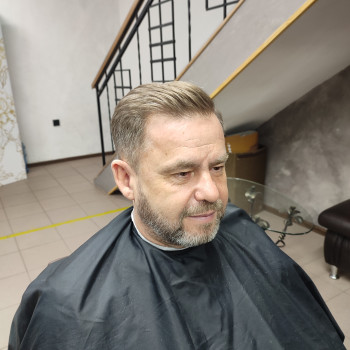 Стрижка чоловіча. Стрижка бороди. Базова укладка волосся.