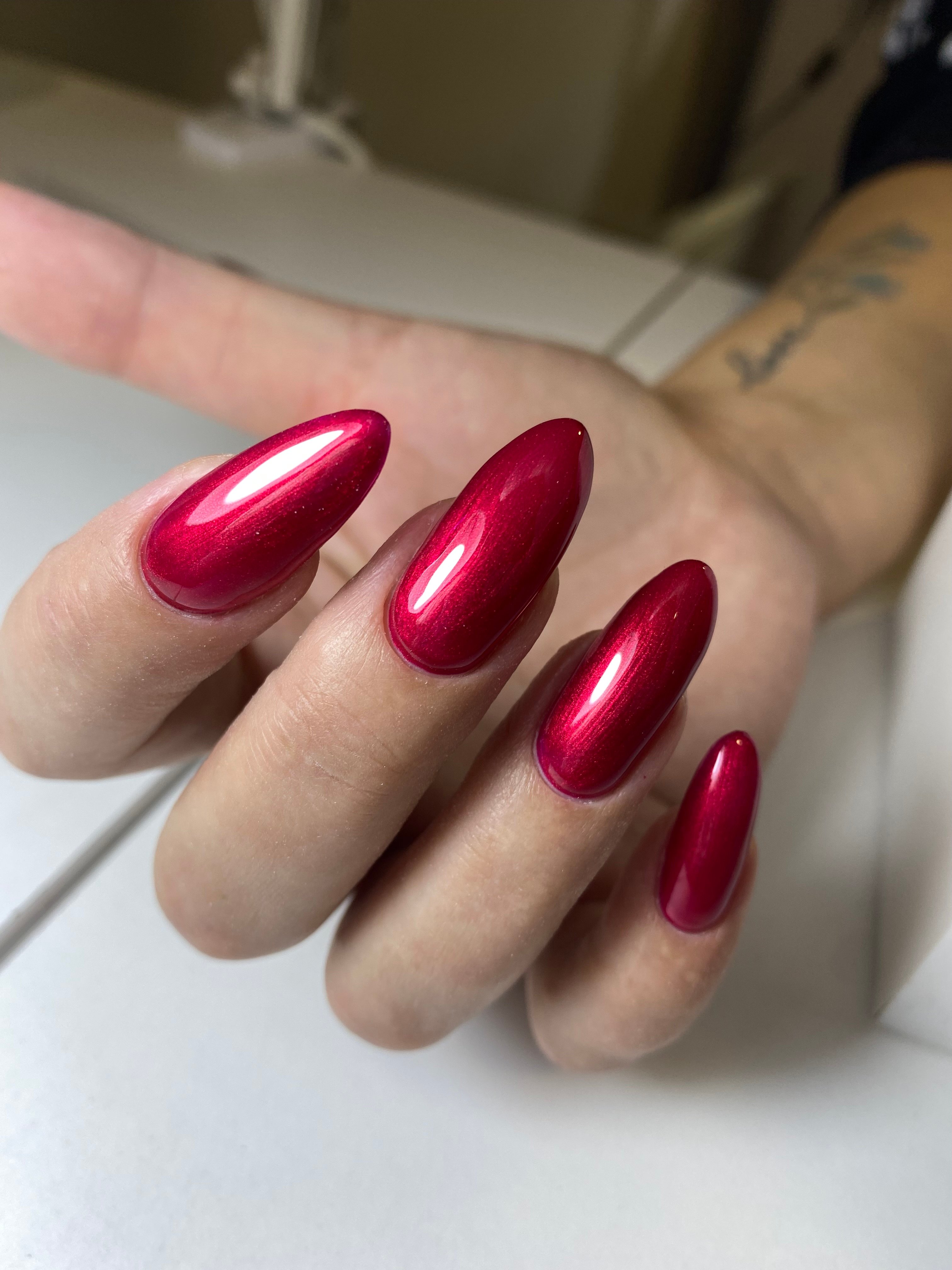 Червоний манікюр з блискітками мигдаль, фото - Майстер манікюру Тома Сіренко