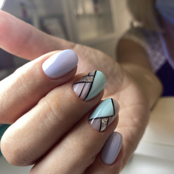 Маникюр на короткие ногти в пастельных тонах с полосками, фото - Мастер маникюра Тома Сіренко