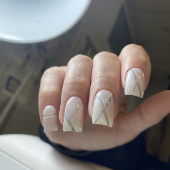 Молочный маникюр с полосками дизайном, фото - Мастер маникюра Тома Сіренко