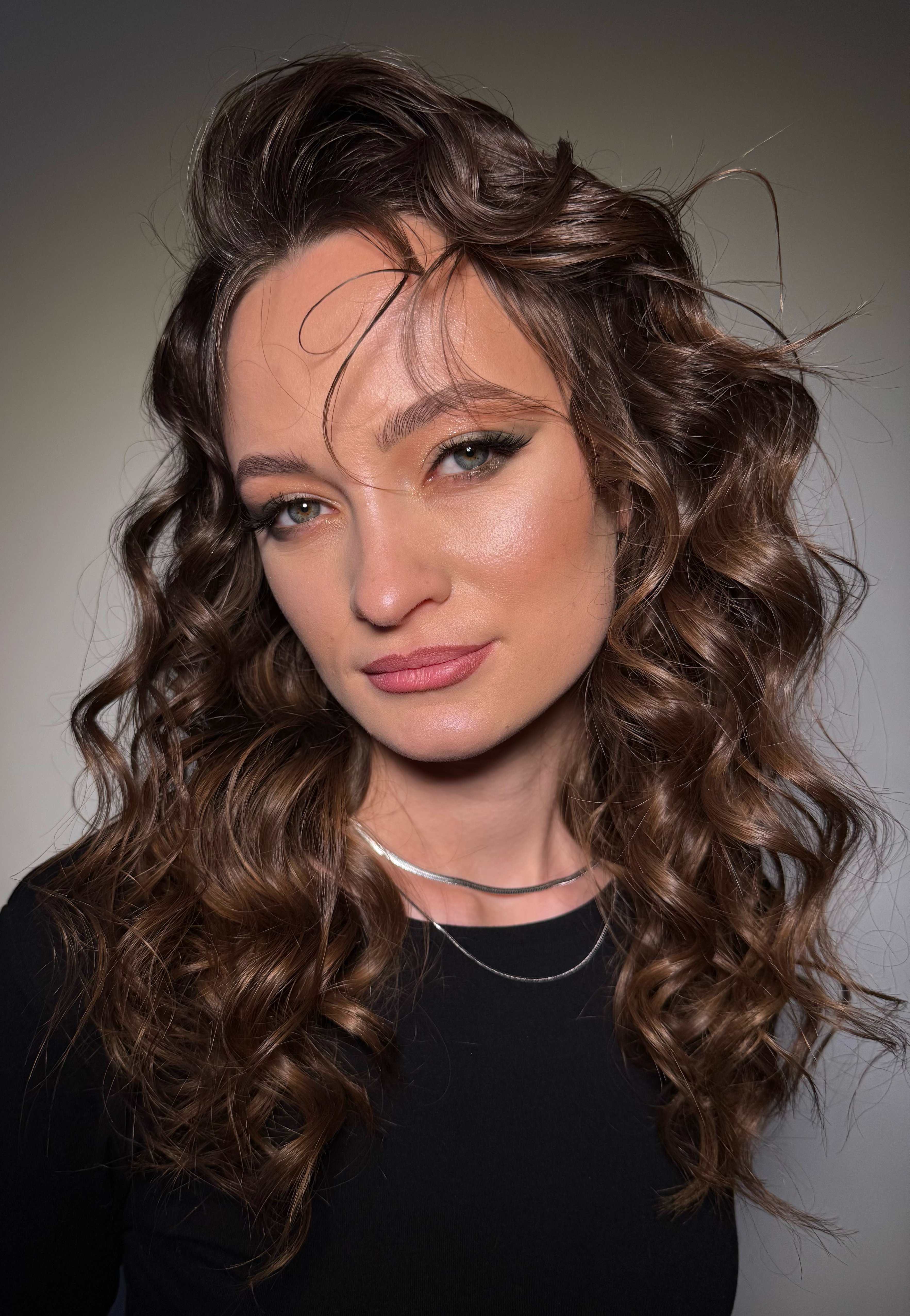 Стрижка каскад на середнє волосся з чолкою, фото - Візажист Катерина Полежаєва