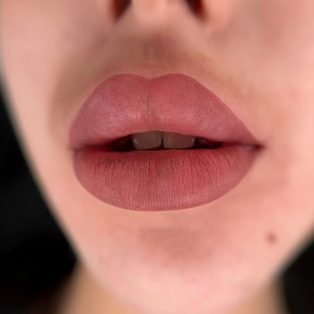 Перманентний макіяж губ в техніці помадний прокрас