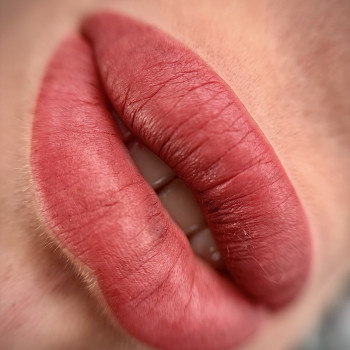 Перманентний макіяж губ в техніці акварельний прокрас