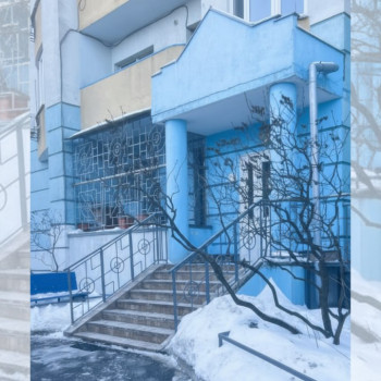 Вхід до студії електроепіляції у Святошинському районі Києва. Зручний доступ до студії поруч із метро.