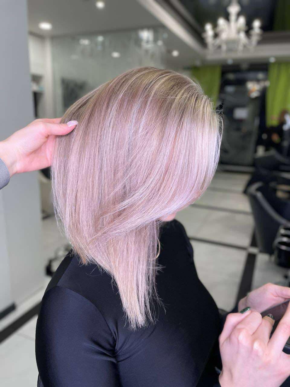 Стрижка на середнє волосся лесенка з чолкою, фото - Салон краси Fargo