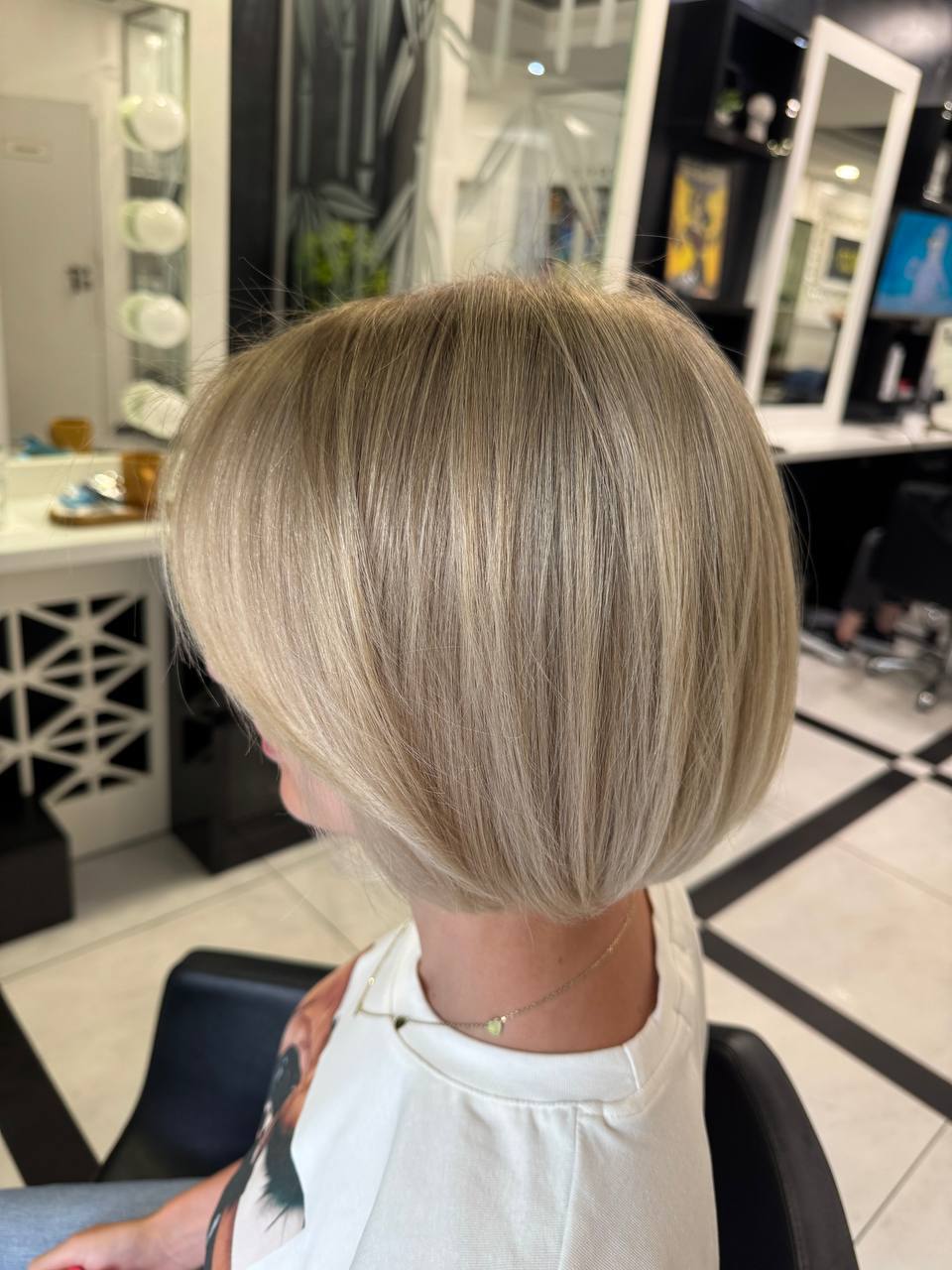 Стрижка каре жіноча з чолкою, фото - Салон краси Fargo