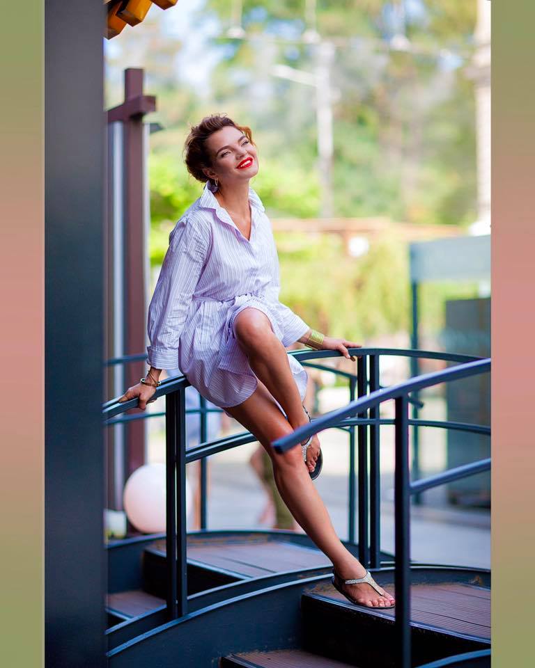 Стильна фотосесія у сорочці на сходах, фото - Фотограф Геннадій Лебедєв