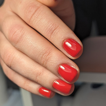 Червоний манікюр на дуже короткі нігті, фото - Майстер манікюру Ірина