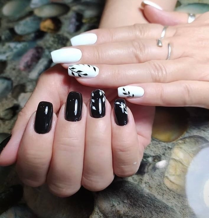 Белый маникюр черный разноцветный, фото - Мастер маникюра Анжелика Догоренко