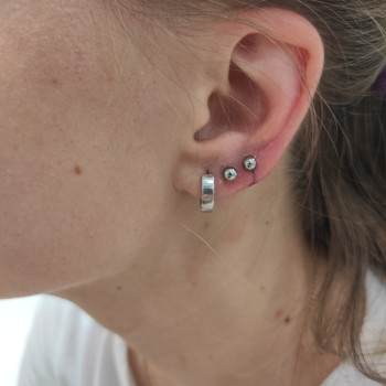 Подвійний прокол мочки пістолетом лоуб