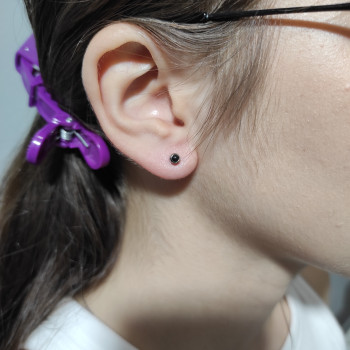 Прокол мочок пістолетом