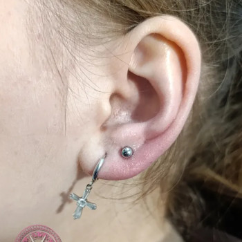 Прокол мочок пістолетом