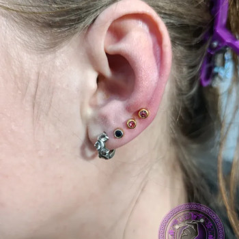 Потрійний прокол мочки пістолетом лоуб