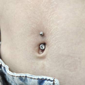 Пірсинг пупка (з титановою прикрасою для первісного проколу)