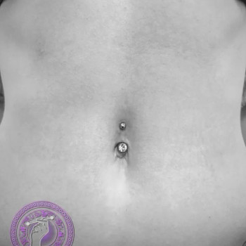Пірсинг пупка (з титановою прикрасою для первісного проколу)