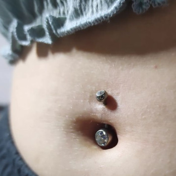 Пірсинг пупка (з титановою прикрасою для первісного проколу)